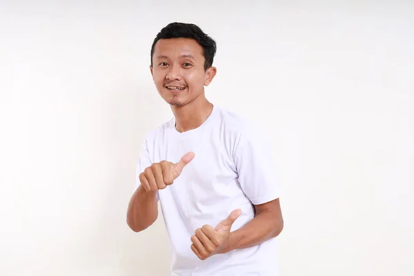 Happy Asian Funny Man Berdiri Sambil Mempresentasikan Sesuatu Pada Ruang — Stok Foto
