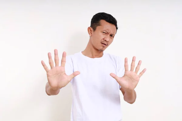 Pria Lucu Asia Berdiri Dengan Sikap Penyangkalan Tangan Sambil Melihat — Stok Foto