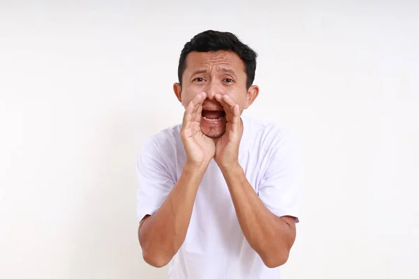 Portrait Asian Funny Man Mengumumkan Sesuatu Sambil Melihat Kamera Terisolasi — Stok Foto