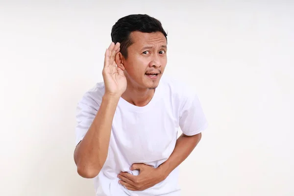 Ciekawy Azjatycki Zabawny Człowiek Który Trzyma Ucho Żeby Coś Usłyszeć — Zdjęcie stockowe