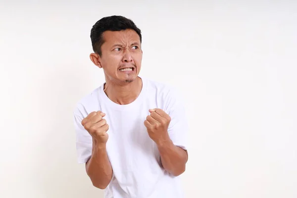 Pria Lucu Asia Dengan Ekspresi Wajah Marah Mengepalkan Tangannya Sambil — Stok Foto