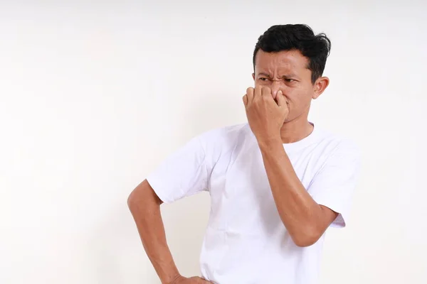 Pria Lucu Asia Menutupi Hidungnya Saat Melihat Samping Bau Busuk — Stok Foto