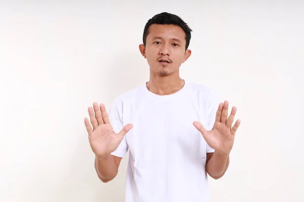Asyalı Komik Adam Kameraya Bakarken Avuç Içi Açık Duruyor Beyaz — Stok fotoğraf