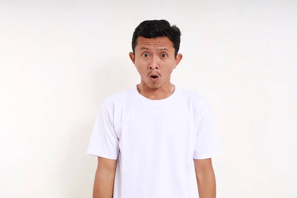 Chocado Asiático Engraçado Homem Enquanto Olha Para Câmera Isolado Branco — Fotografia de Stock