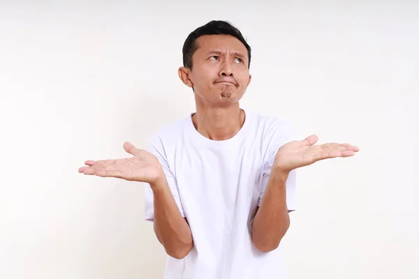 Confuso Asiático Engraçado Homem Escolher Entre Duas Opções Isolado Branco — Fotografia de Stock