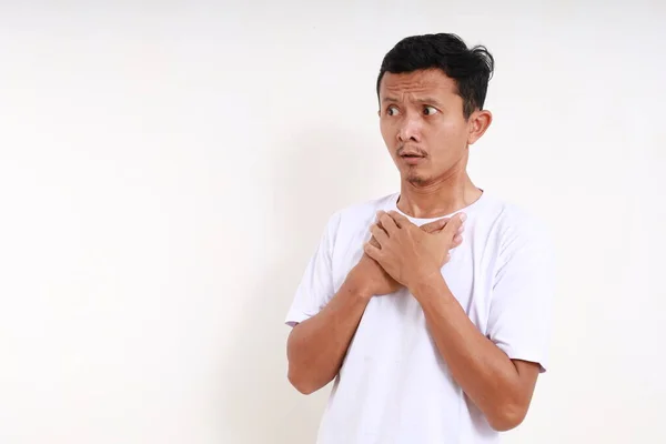 Pria Asia Yang Terguncang Sambil Memegang Dadanya Sambil Melihat Samping — Stok Foto