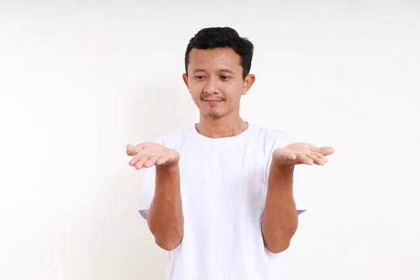 Szczęśliwy Azjatycki Zabawny Człowiek Stojący Podczas Wyboru Między Dwoma Opcjami — Zdjęcie stockowe