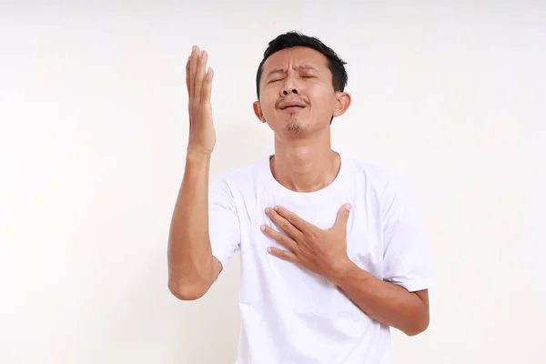 Azjatycki Zabawny Człowiek Stojący Prośbą Gest Ręki Izolacja Białym Tle — Zdjęcie stockowe