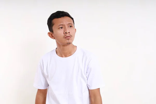 Nyfiken Asiatisk Rolig Man Som Står Och Tittar Sidled Tomrummet — Stockfoto