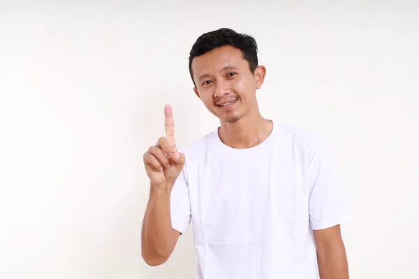 Asyalı Komik Adam Tek Parmağını Gösterirken Ayakta Duruyor Beyaz Arkaplanda — Stok fotoğraf