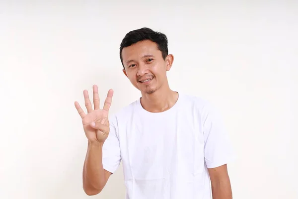Asiático Engraçado Homem Enquanto Mostra Quatro Dedos Isolado Sobre Fundo — Fotografia de Stock