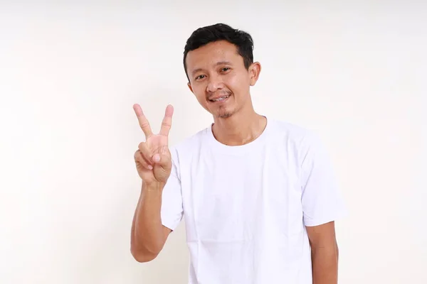 Asiatischer Lustiger Mann Der Zwei Finger Zeigt Isoliert Auf Weißem — Stockfoto