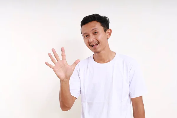 Asiático Divertido Hombre Pie Mientras Que Muestra Cinco Dedos Aislado — Foto de Stock