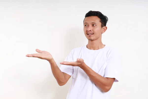 Asiático Engraçado Homem Apresentar Algo Lado Dele Isolado Branco Com — Fotografia de Stock
