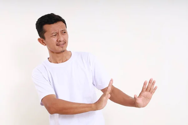 Ασιάτης Αστείος Άνθρωπος Στέκεται Αρνήθηκε Χειρονομία Χέρι Για Κάτι Δίπλα — Φωτογραφία Αρχείου