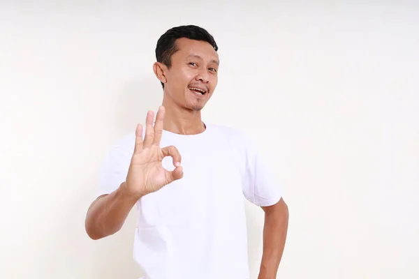 Glücklicher Asiatischer Lustiger Mann Stehen Während Okay Handgeste Zeigt Isoliert — Stockfoto