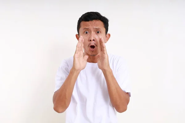Asyalı Komik Adam Bağırıp Kameraya Bakarken Ayakta Duruyor Beyaz Arkaplanda — Stok fotoğraf