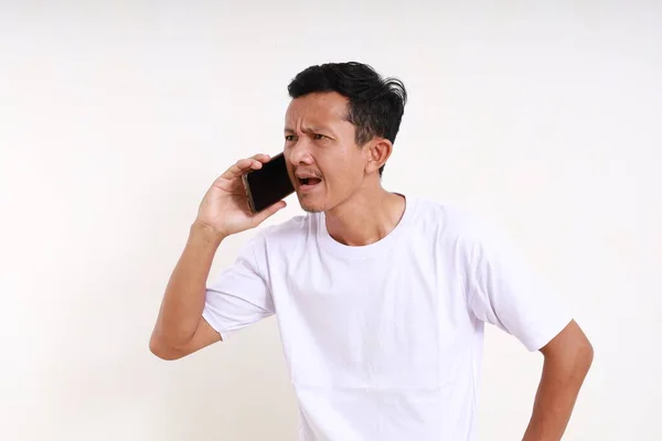 Orang Asia Pemarah Yang Sedang Berdiri Telepon Terisolasi Pada Latar — Stok Foto