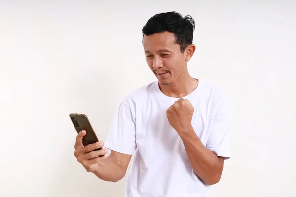 Успех Азиатского Смешного Человека Стоящего Держа Руках Мобильный Телефон Сжимая — стоковое фото