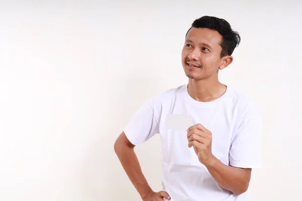 Happy Asian Funny Man Memegang Kartu Kosong Saat Mencari Sampingnya — Stok Foto