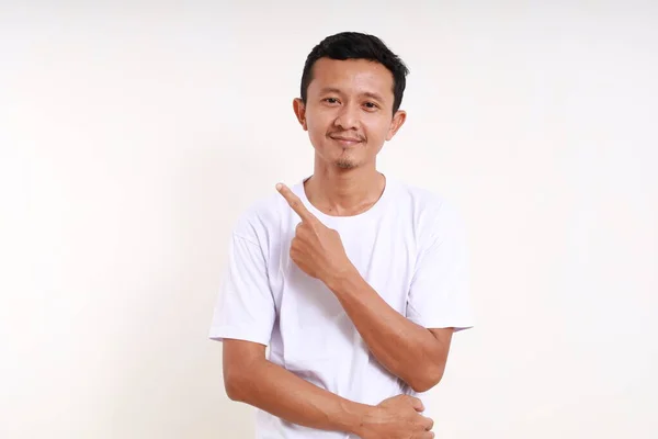 Feliz Asiático Engraçado Homem Enquanto Apontando Algo Lado Dele Isolado — Fotografia de Stock