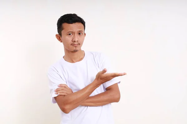 Happy Asian Funny Man Berdiri Sambil Menyajikan Sesuatu Sampingnya Terisolasi — Stok Foto