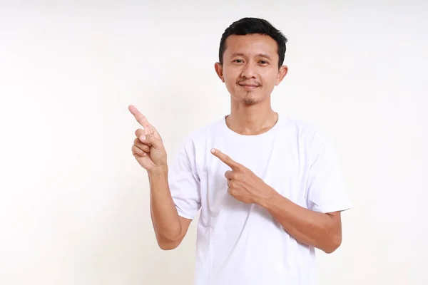 Szczęśliwy Azjatycki Zabawny Człowiek Stojący Wskazujący Coś Obok Niego Odizolowane — Zdjęcie stockowe