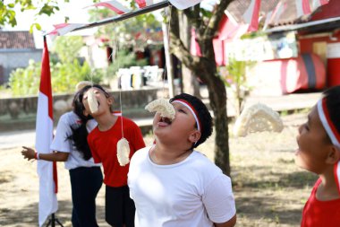 Endonezyalı çocuklar Endonezya 'nın bağımsızlık gününü açık hava yarışmasıyla kutladılar