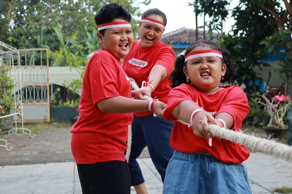 Indonesian Family Celebrate Indonesia Independence Day Outdoor Contest — Stock Photo, Image