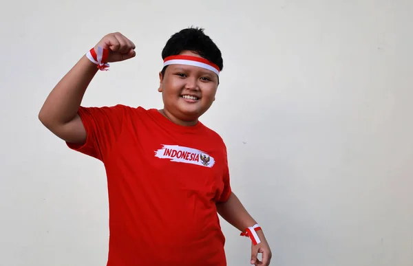 インドネシアの少年は赤白の属性を持つインドネシア独立記念日を祝う — ストック写真