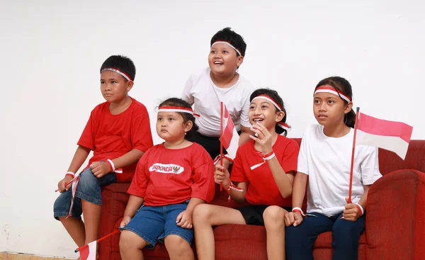 Indonesiska Barn Tittar För Att Stödja Indonesiska Laget — Stockfoto