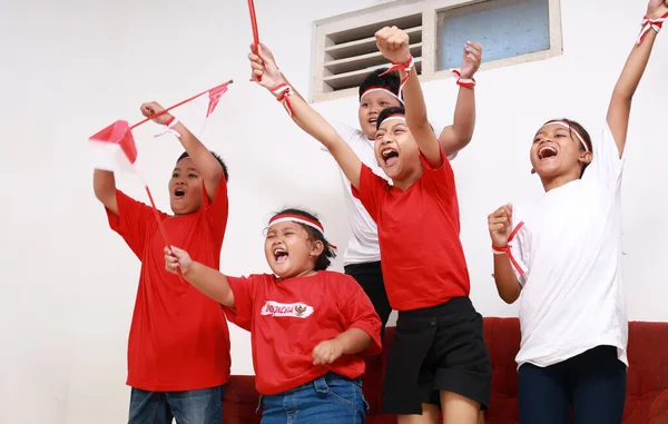 Anak Anak Indonesia Bersorak Sambil Menonton Televisi Untuk Mendukung Tim — Stok Foto