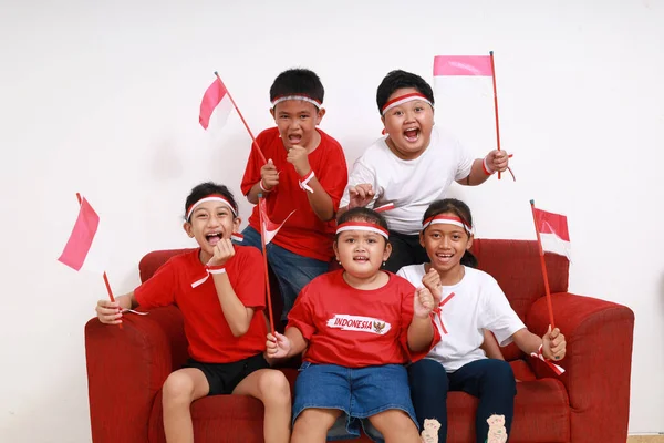 Indonesiska Barn Tittar För Att Stödja Indonesiska Laget — Stockfoto