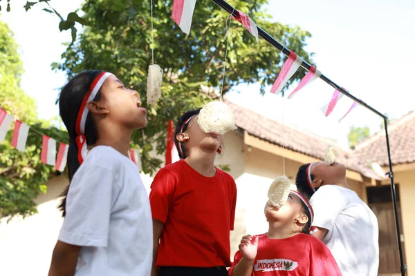 Ινδονησία Παιδιά Γιορτάζουν Την Ημέρα Ανεξαρτησίας Της Ινδονησίας Υπαίθριο Διαγωνισμό — Φωτογραφία Αρχείου