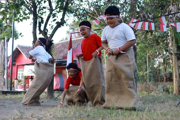 Indonesian Kids Celebrate Indonesia Independence Day Outdoor Contest — Stock Photo, Image