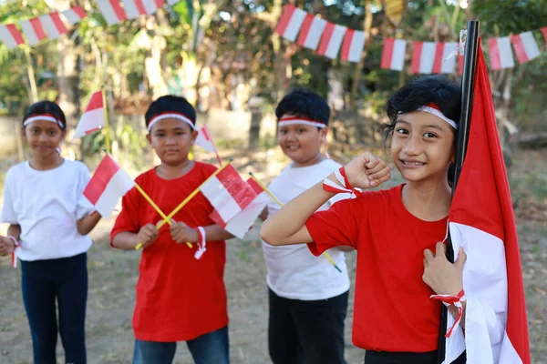 インドネシアの子供たちは8月17日のインドネシア独立記念日を祝う — ストック写真