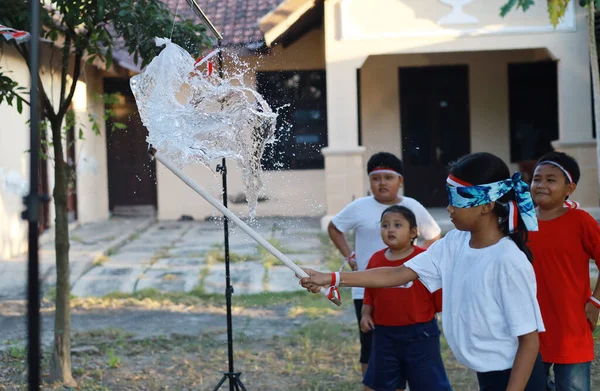 インドネシアの子供たちは屋外コンテストでインドネシア独立記念日を祝う — ストック写真
