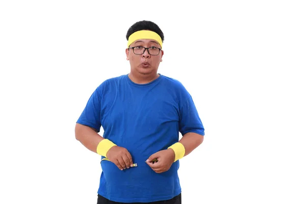 測定テープで腹を測定するスポーツウェアのアジアの太りすぎの男 白に隔離された — ストック写真