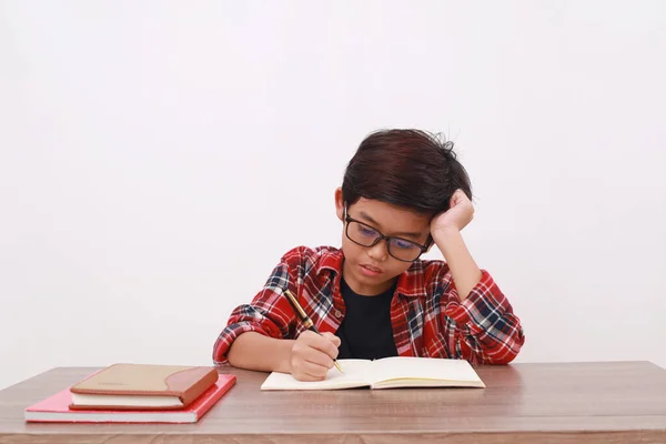Estudante Asiático Atencioso Estudando Mesa Isolado Sobre Fundo Branco — Fotografia de Stock