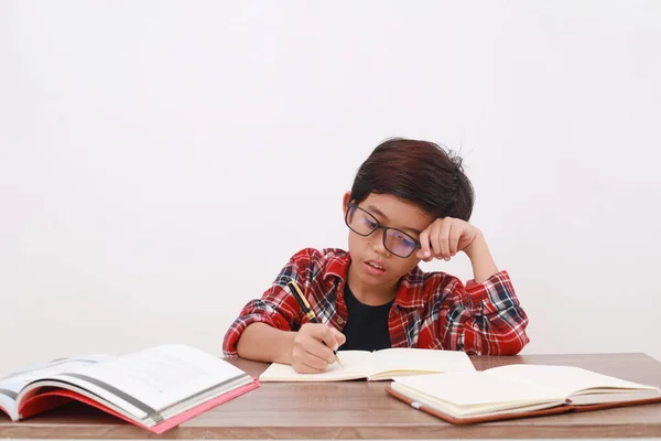 Estudante Asiático Desarrumado Estressado Estudando Mesa Isolado Sobre Fundo Branco — Fotografia de Stock