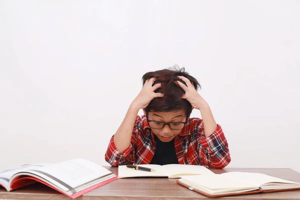 Confuso Studente Asiatico Studiando Mentre Teneva Testa Isolato Sfondo Bianco — Foto Stock