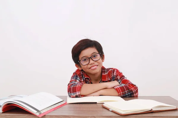 Felice Studente Asiatico Seduto Mentre Sorride Guarda Fotocamera Isolato Sfondo — Foto Stock