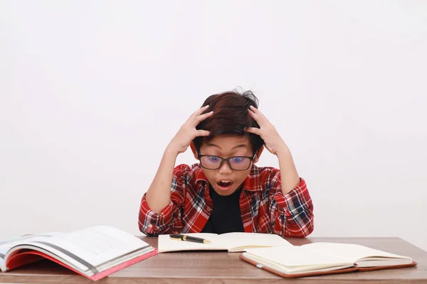 Σοκαρισμένος Ασιάτης Φοιτητής Που Μελετούσε Κρατώντας Κεφάλι Του Έκφραση Ουάου — Φωτογραφία Αρχείου