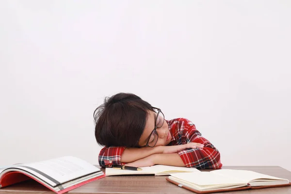 Κουρασμένος Ασιάτης Φοιτητής Κοιμάται Στο Γραφείο Ενώ Διαβάζει Απομονωμένα Λευκό — Φωτογραφία Αρχείου