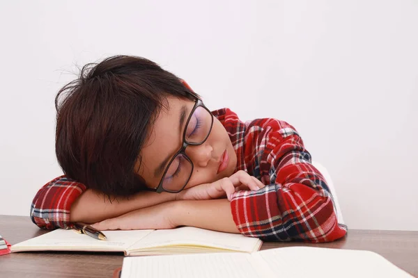 Κοντινή Φωτογραφία Ενός Κουρασμένου Ασιάτη Φοιτητή Που Κοιμάται Στο Γραφείο — Φωτογραφία Αρχείου