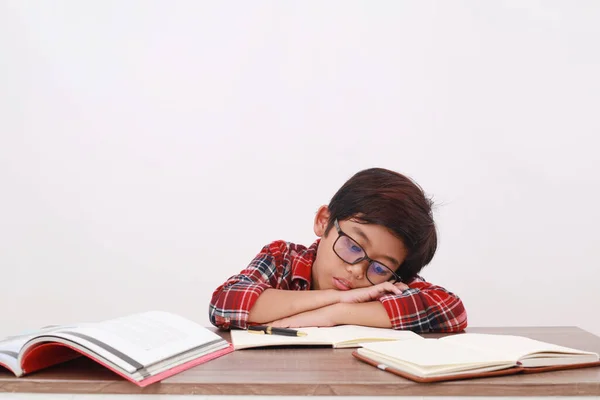 Κουρασμένος Ασιάτης Φοιτητής Ξαπλωμένος Στο Γραφείο Ενώ Μελετούσε Απομονωμένα Λευκό — Φωτογραφία Αρχείου