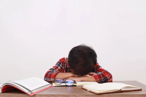 Zmęczony Azjatycki Student Śpiący Biurku Podczas Nauki Izolacja Białym Tle — Zdjęcie stockowe