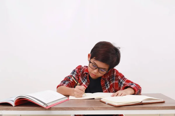 Bello Studente Asiatico Che Studia Duramente Sulla Scrivania Isolato Sfondo — Foto Stock