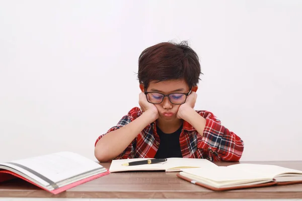 Stressato Studente Asiatico Che Studia Con Espressione Del Viso Accigliato — Foto Stock