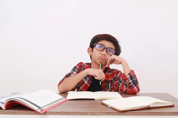 Ragionevole Studente Asiatico Pensare Qualcosa Con Sguardo Sopra Mentre Studia — Foto Stock